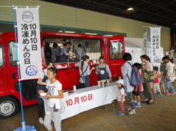 キッチンカー・ケータリングカー冷凍麺サービス風景画像