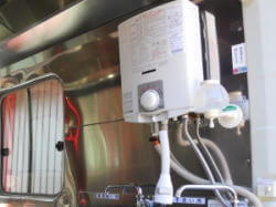 ケータリングカー・キッチンカーのレンタル　湯沸かし器の画像